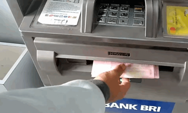 Pengertian Tarik Tunai dalam Transaksi di ATM Banyak transaksi yang bisa dilakukan melalui mesin ATM seperti transfer uang, cek saldo rekening tabungan, bayar tagihan dan tarik tunai. Tarik tunai adalah sebuah transaksi yang dilakukan nasabah melalui mesin ATM untuk mengambil uang yang ada didalam rekening tabungan, saat akan melakukan transaksi nasabah harus memasukan pin rahasia terlebih dahulu. Besar uang yang dapat diambil nasabah tergantung dari jenis kartu atm yang digunakan, karena setiap kartu punya batas yang berbeda, ada yang Rp5 juta perhari, Rp15 juta hari, dan seterusnya. Penarikan tunai melalui mesin ATM yang sesuai dengan kartu atm yang digunakan tidak akan dikenakan biaya, sedangkan jika menggunakan kartu atm dan mesin ATM yang berbeda maka dikenakan biaya sebsar Rp6500 per transaksi.